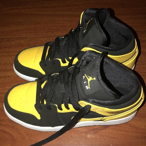 Jordan Shoes - jordan 1’s in yellow & black